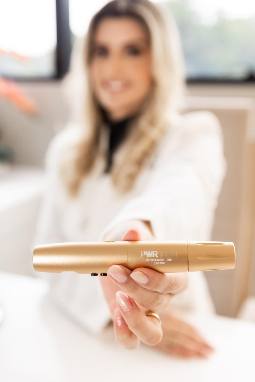 Michelle Hakim segurando a caneta de nanopigmentação